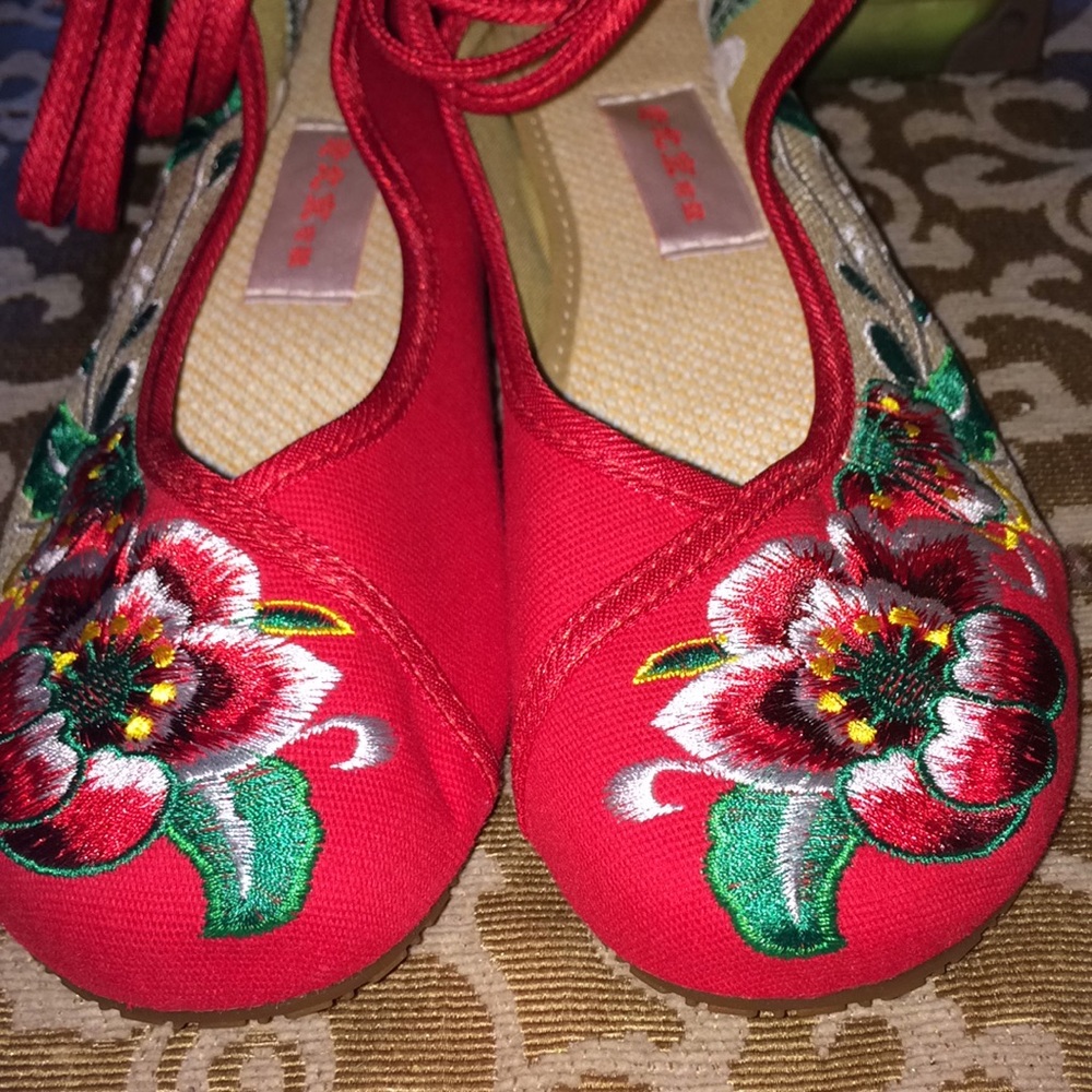 ☔️Floral Embroidered Ladies Shoes☔️